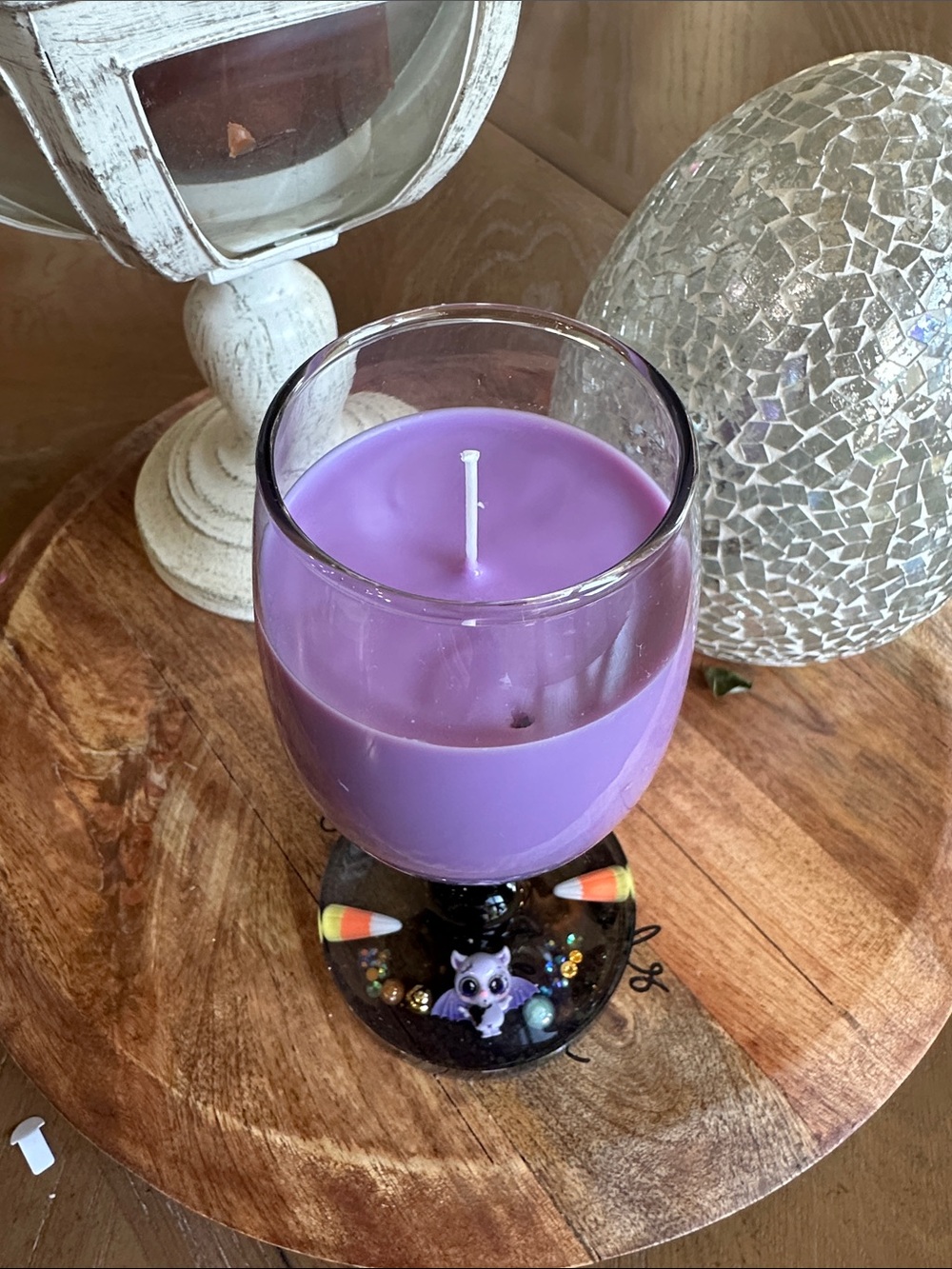 👻black tinted🎃 wine glass candle with epoxy resin base - Picture 4 of 5